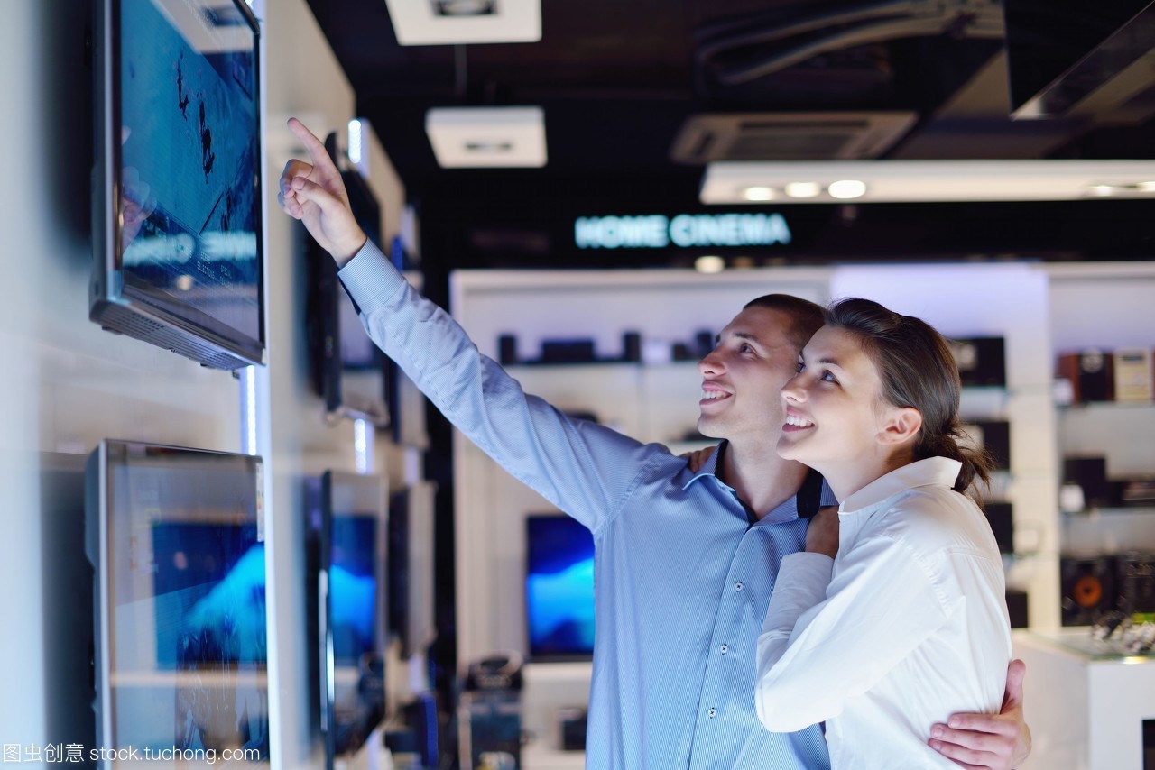 消費電子產品零售店 筆記本電腦、電視與相機的選購熱潮