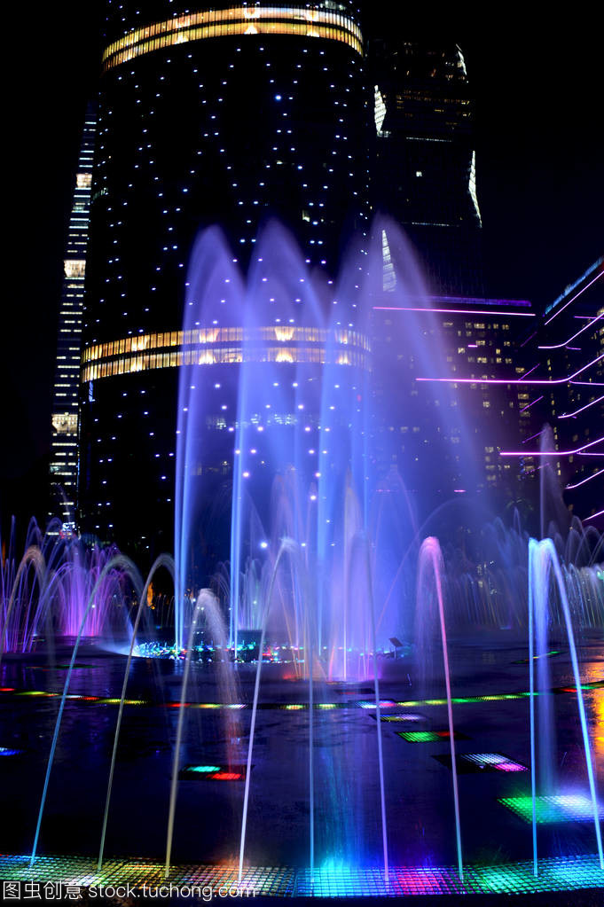 廣州中心多彩歌唱噴泉 城市夜空的璀璨明珠